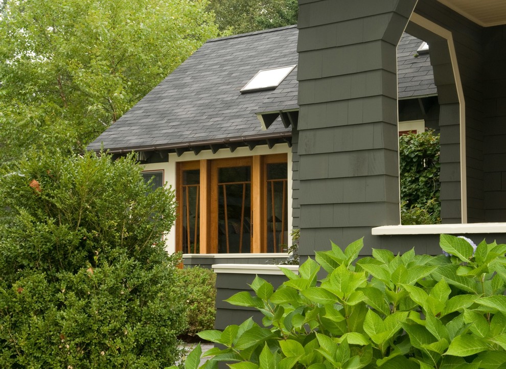 Immagine della facciata di una casa grande verde american style a due piani con rivestimento in legno