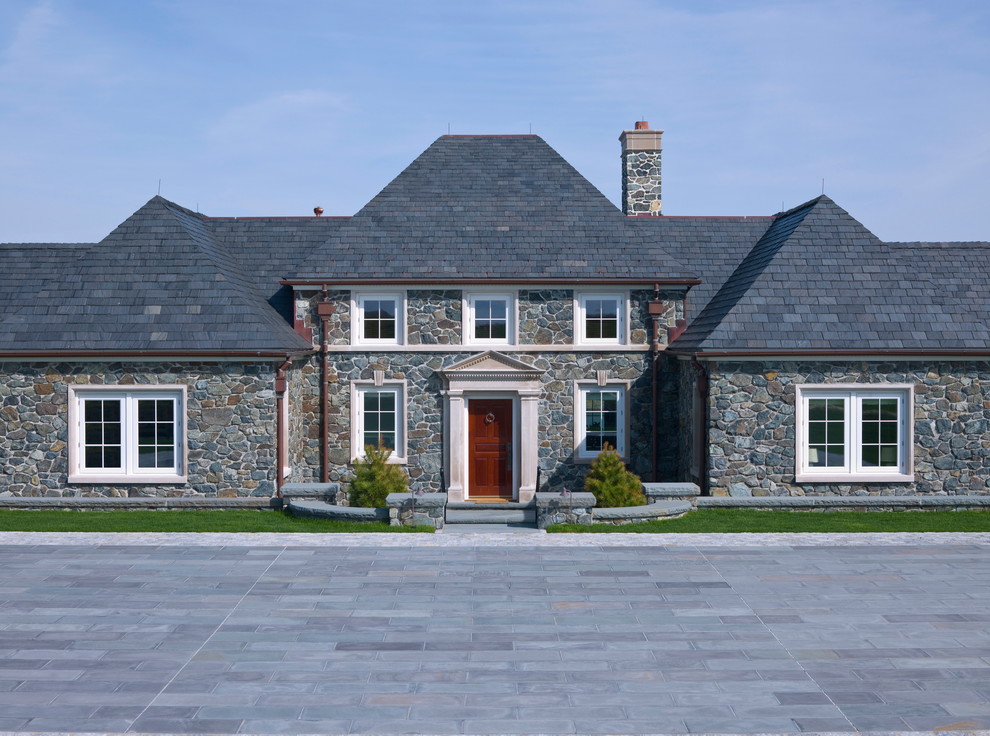 Idee per la facciata di una casa stile marinaro a due piani con rivestimento in pietra e tetto a padiglione