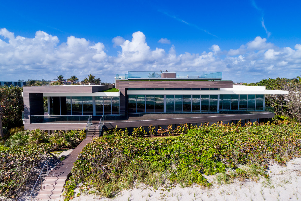 Geräumiges, Dreistöckiges Modernes Einfamilienhaus mit Glasfassade und bunter Fassadenfarbe in Miami