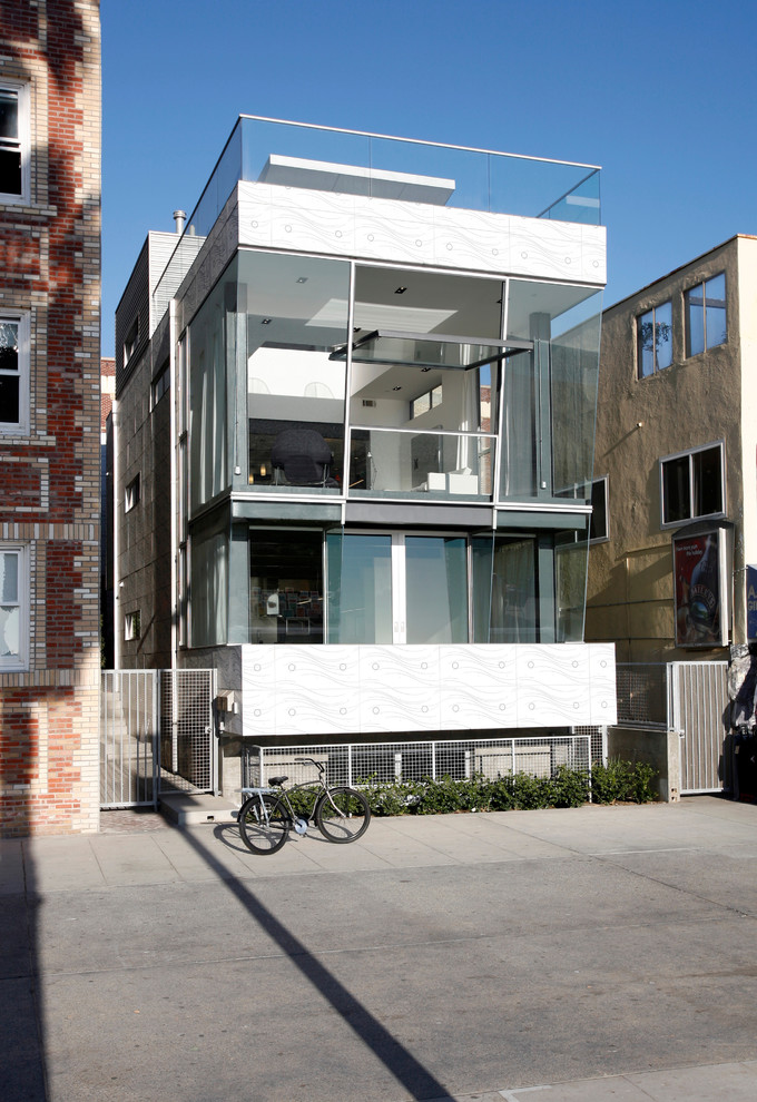Foto della facciata di una casa contemporanea a due piani con rivestimenti misti