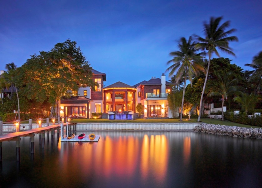 Geräumige, Dreistöckige Asiatische Holzfassade Haus mit weißer Fassadenfarbe in Miami