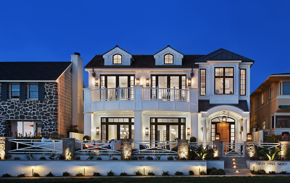 Dreistöckiges Maritimes Haus mit weißer Fassadenfarbe und Dachgaube in Orange County