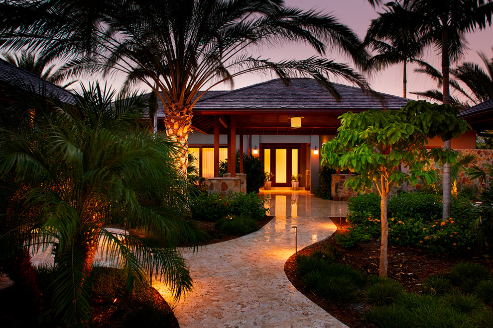 Esempio della facciata di una casa ampia tropicale a un piano