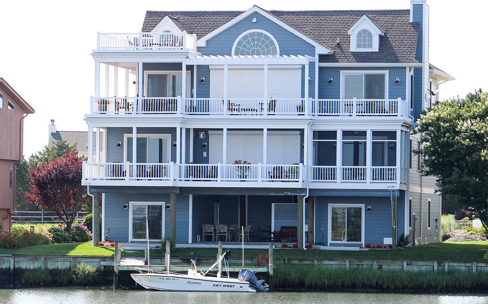 Стильный дизайн: огромный, трехэтажный, деревянный, синий дом в морском стиле - последний тренд