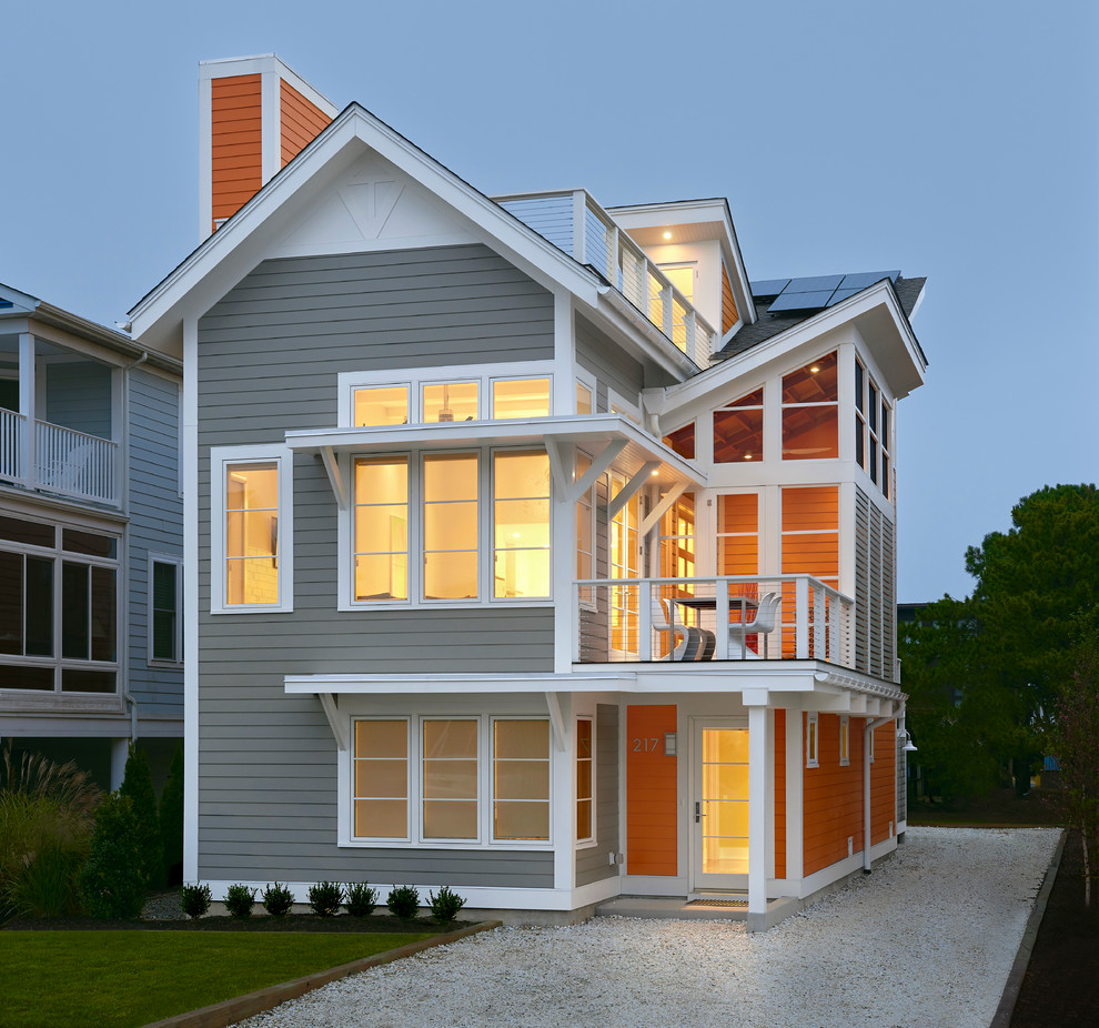 Mittelgroßes Maritimes Haus mit grauer Fassadenfarbe in Sonstige