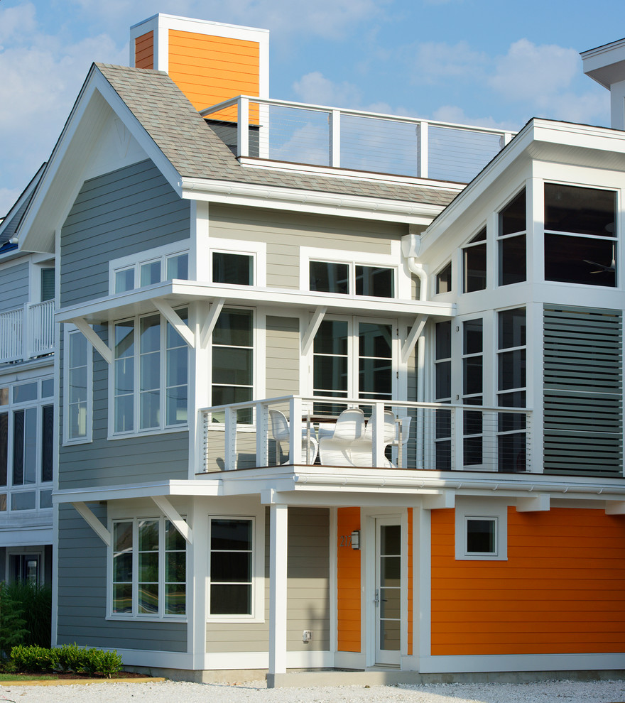 Идея дизайна: маленький, двухэтажный, серый дом в морском стиле с облицовкой из ЦСП для на участке и в саду