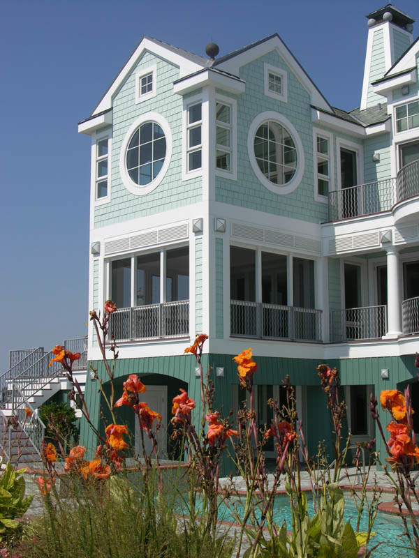 Источник вдохновения для домашнего уюта: зеленый, огромный, двухэтажный, деревянный частный загородный дом в морском стиле с двускатной крышей и крышей из гибкой черепицы