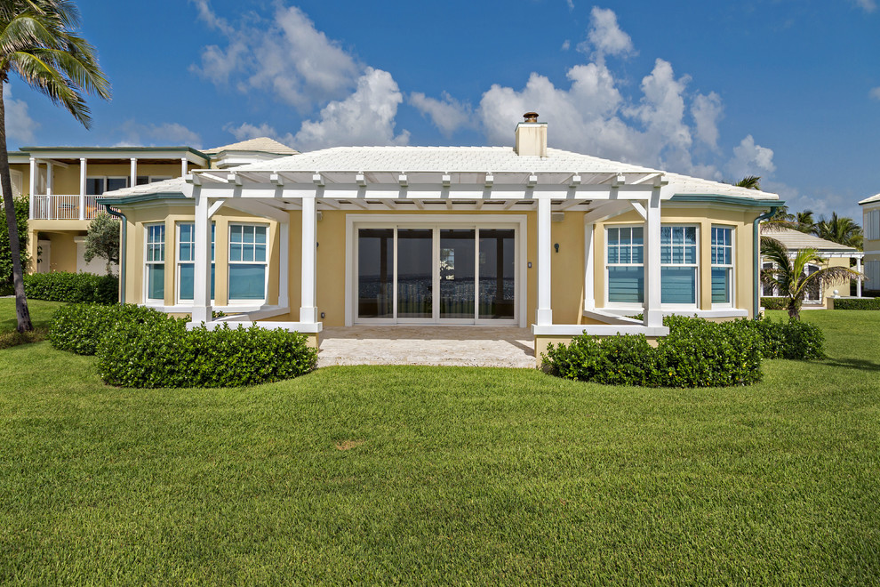 Mittelgroßes, Einstöckiges Maritimes Haus mit gelber Fassadenfarbe in Miami