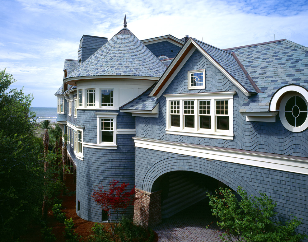 Ispirazione per la facciata di una casa grande blu vittoriana a tre piani con rivestimento in legno