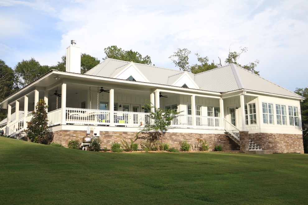 Стильный дизайн: большой, белый частный загородный дом в морском стиле с вальмовой крышей и металлической крышей - последний тренд
