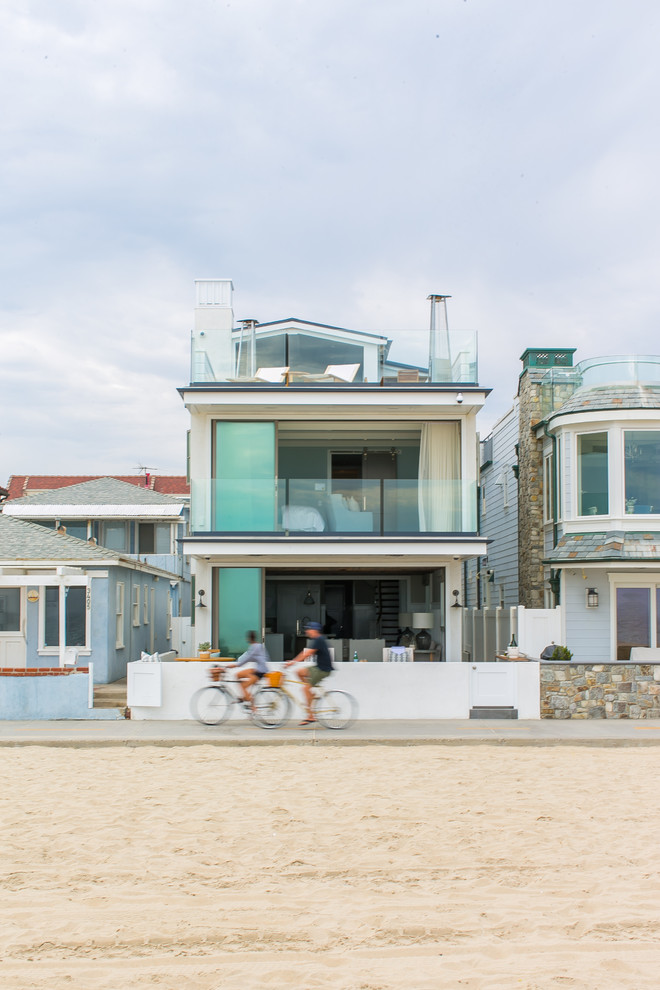 オレンジカウンティにあるビーチスタイルのおしゃれな家の外観の写真
