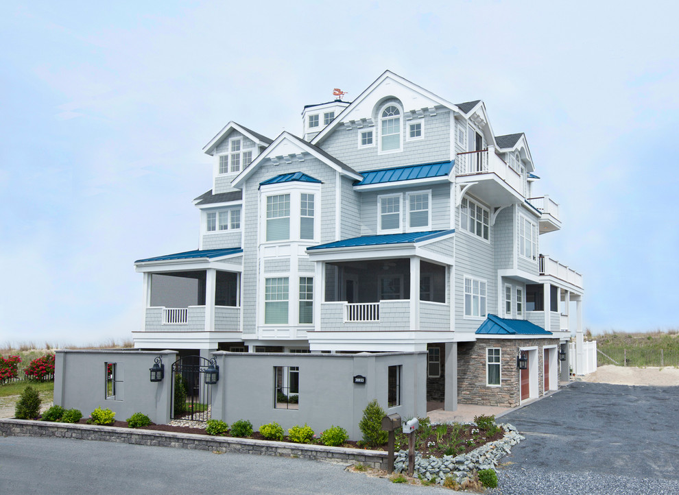 Идея дизайна: синий, большой, трехэтажный, деревянный частный загородный дом в современном стиле с металлической крышей