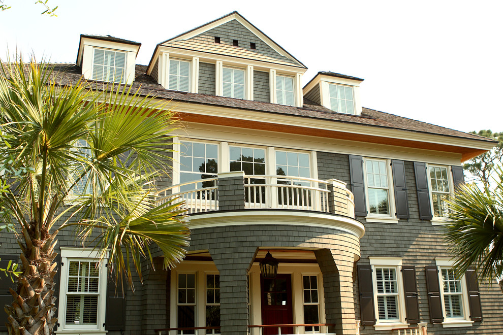 Immagine della facciata di una casa grande verde stile marinaro a tre piani con rivestimento in legno