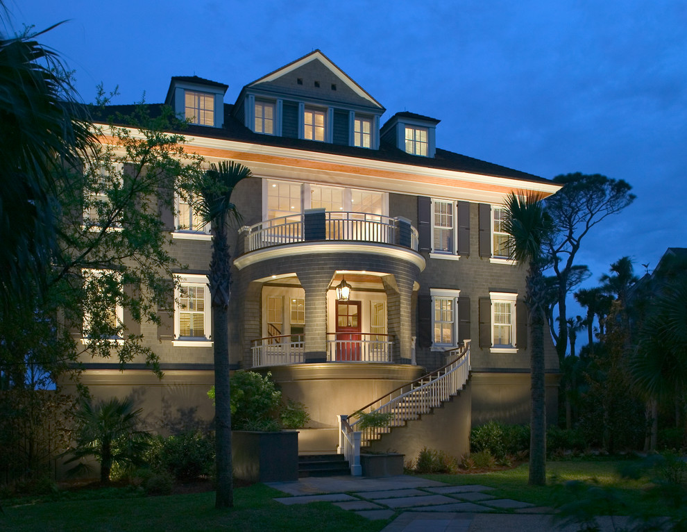 Mittelgroße, Dreistöckige Maritime Holzfassade Haus mit grüner Fassadenfarbe in Charleston
