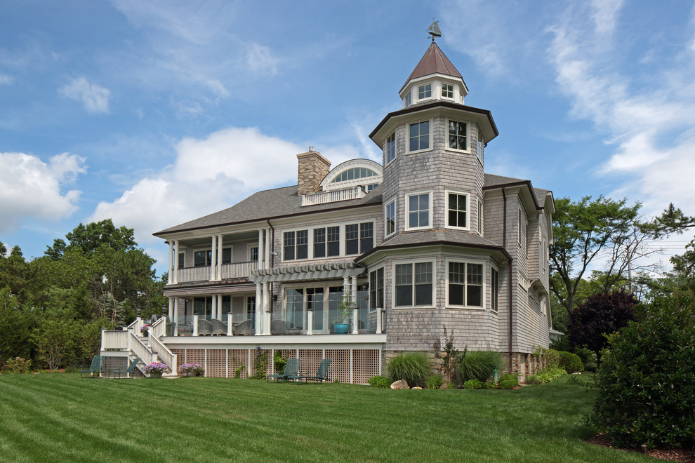 Идея дизайна: большой, серый, трехэтажный, деревянный дом в морском стиле