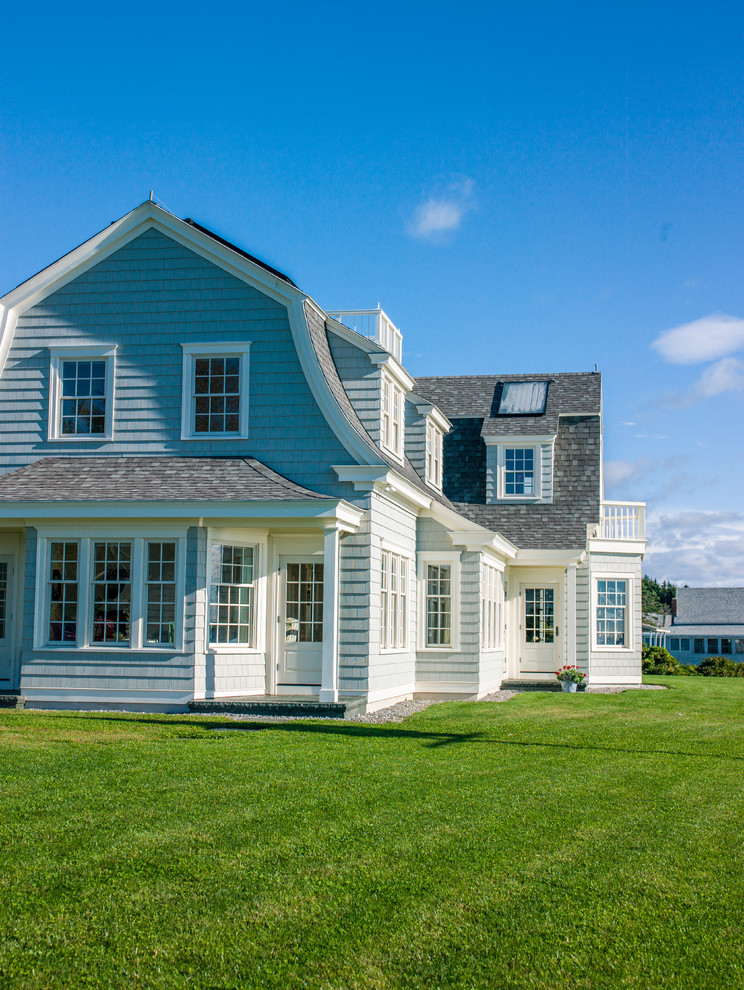 Geräumige, Zweistöckige Klassische Holzfassade Haus mit weißer Fassadenfarbe und Satteldach in Portland Maine