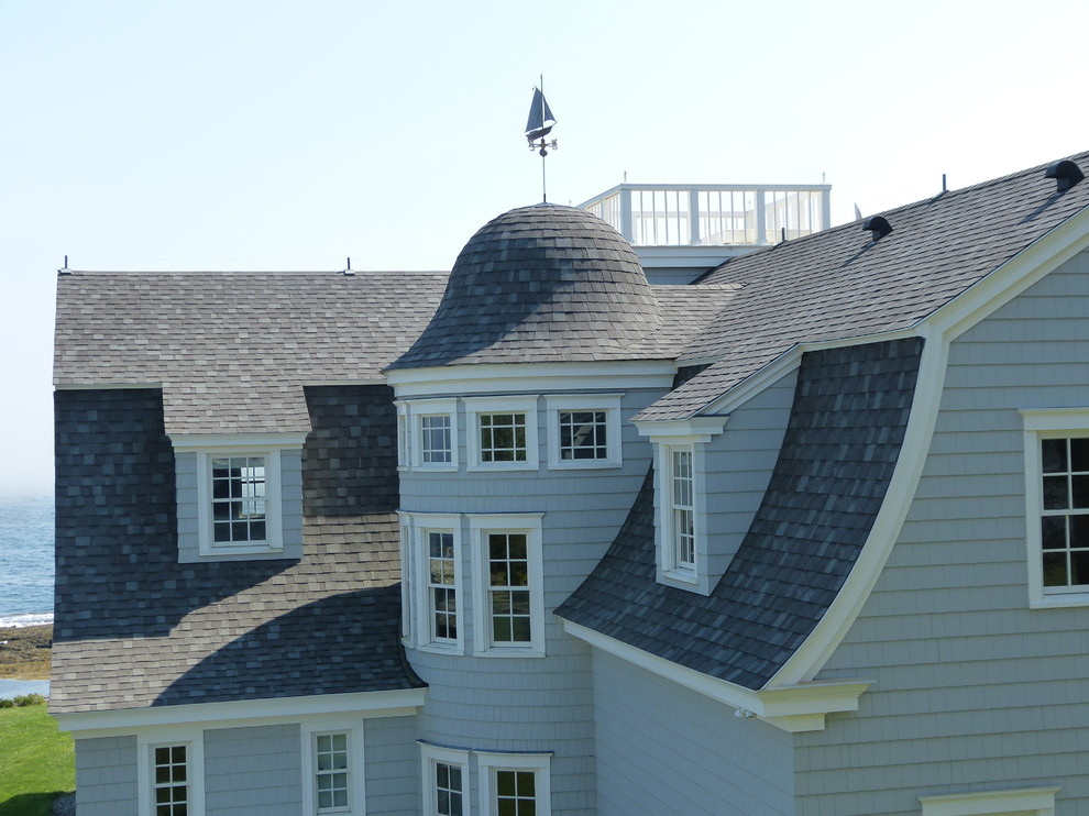 Geräumige, Zweistöckige Klassische Holzfassade Haus mit weißer Fassadenfarbe und Satteldach in Portland Maine