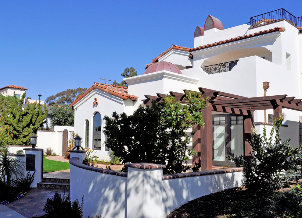 Foto della villa bianca mediterranea a tre piani di medie dimensioni con rivestimento in stucco e tetto piano
