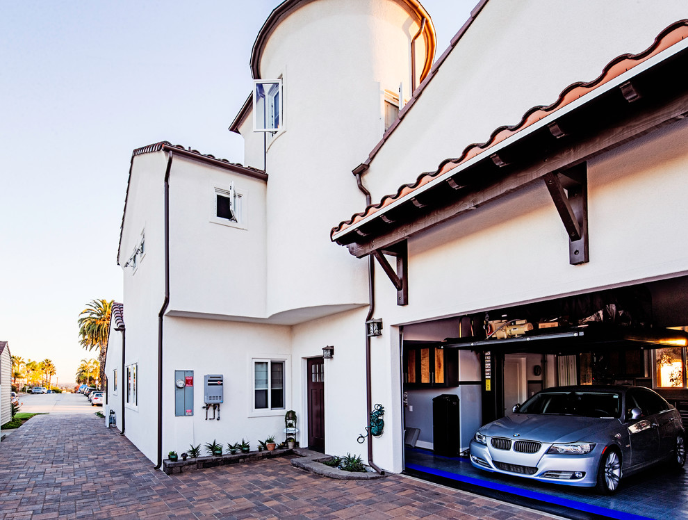 Mittelgroßes, Zweistöckiges Mediterranes Haus mit Putzfassade, weißer Fassadenfarbe und Satteldach in San Diego