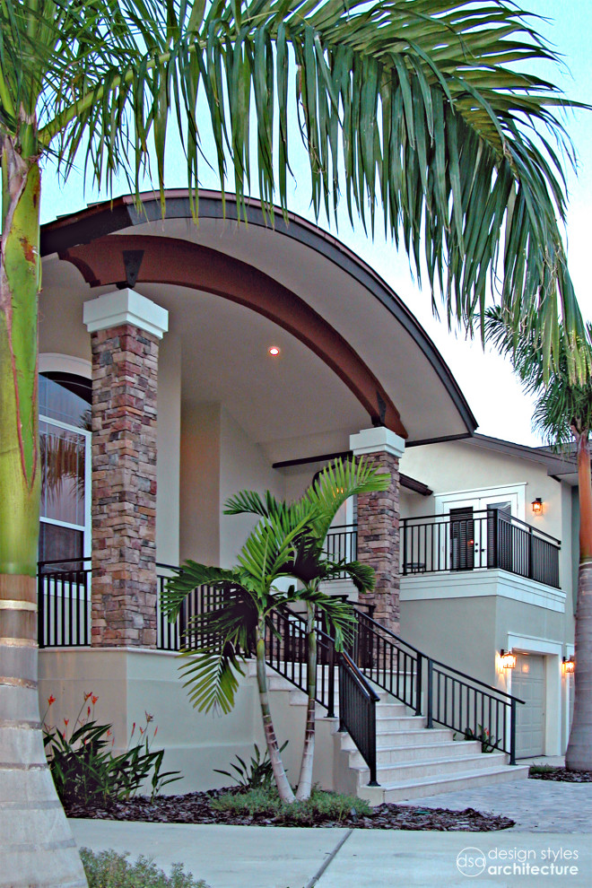 Foto della facciata di una casa grande beige contemporanea a due piani con rivestimento in stucco