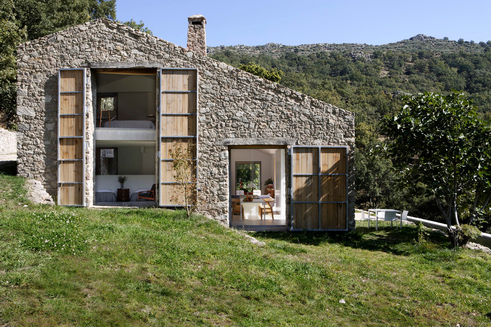 Design ideas for a rustic house exterior in Madrid.