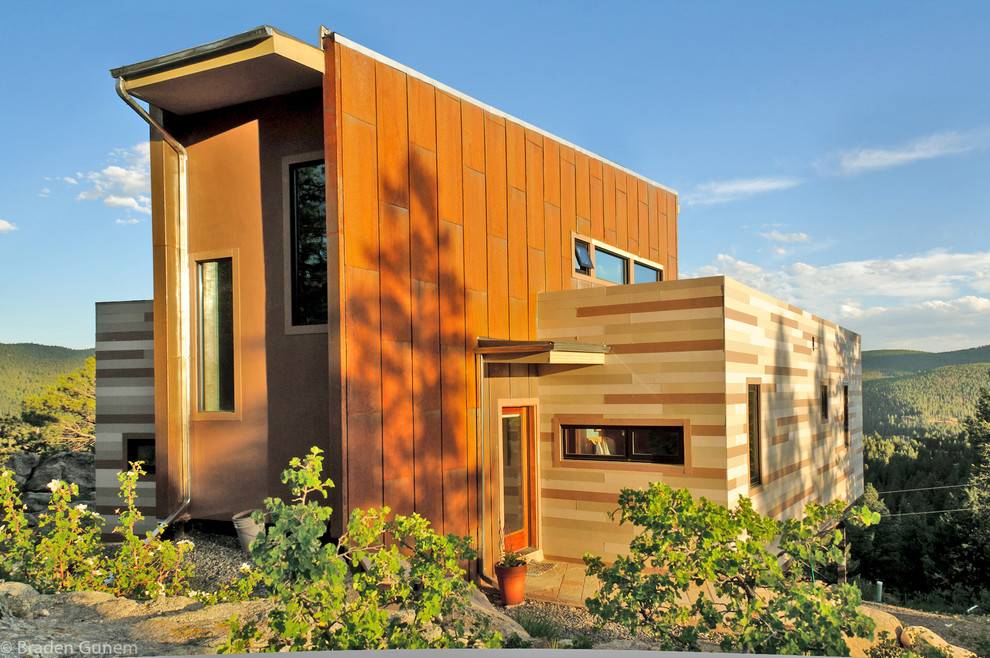 Свежая идея для дизайна: двухэтажный, коричневый дом среднего размера, из контейнеров, из контейнеров в стиле лофт с облицовкой из металла - отличное фото интерьера