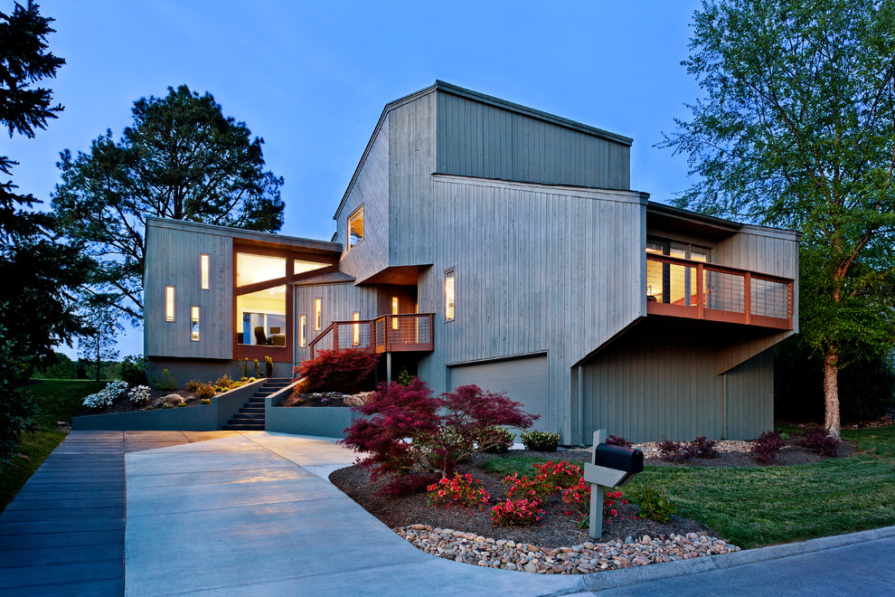 Kleines Modernes Haus mit grauer Fassadenfarbe in Sonstige