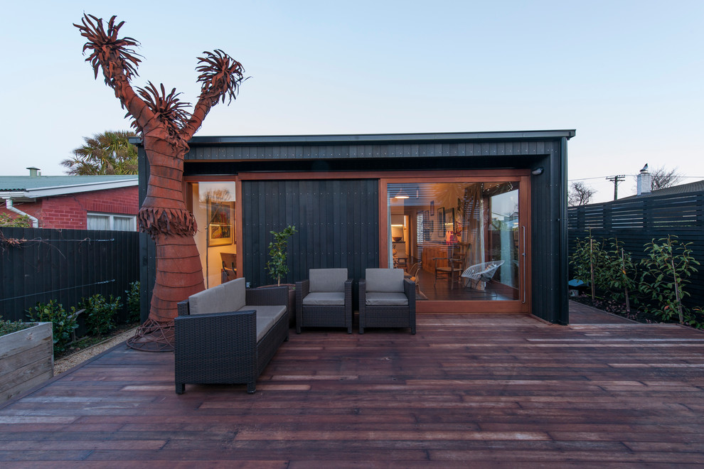 Kleines, Einstöckiges Modernes Haus mit schwarzer Fassadenfarbe, Satteldach und Blechdach in Christchurch