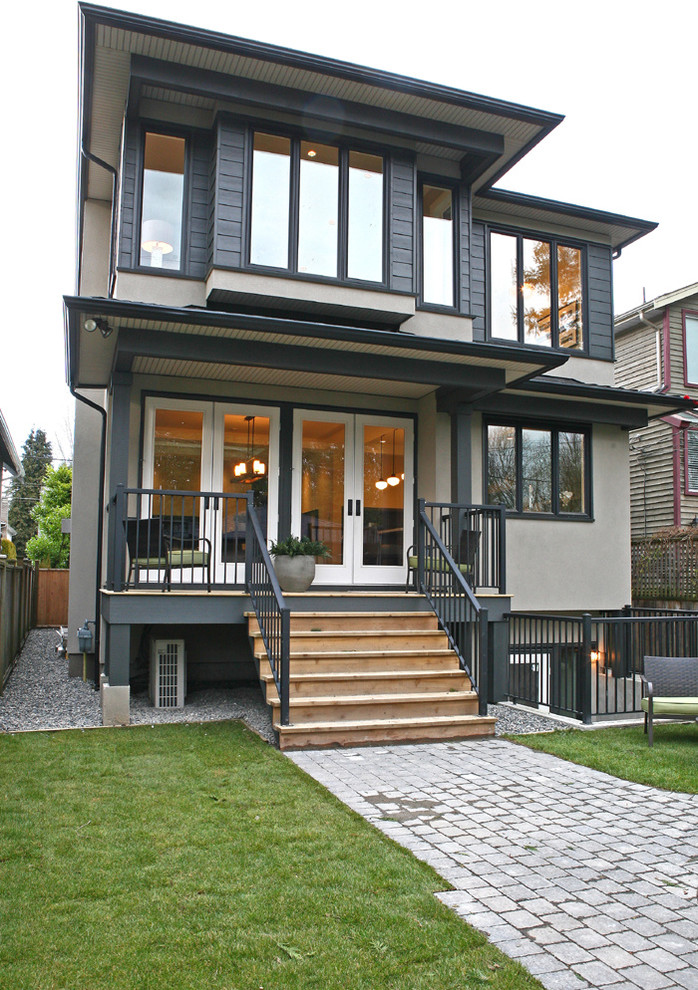 Immagine della facciata di una casa contemporanea a due piani