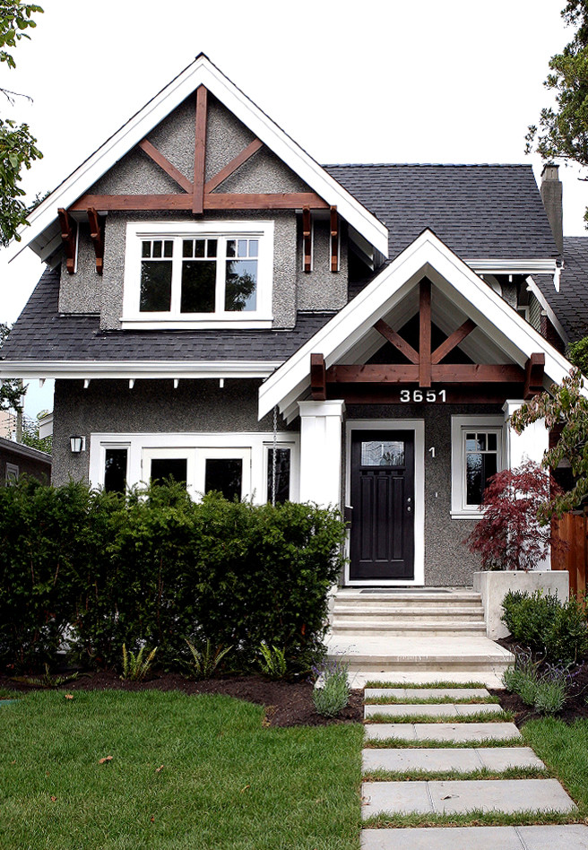 Inspiration pour une façade de maison traditionnelle.