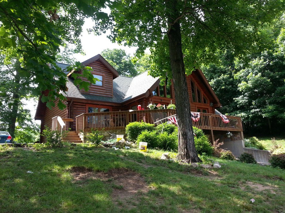 This is an example of a medium sized rustic two floor house exterior in Cincinnati.