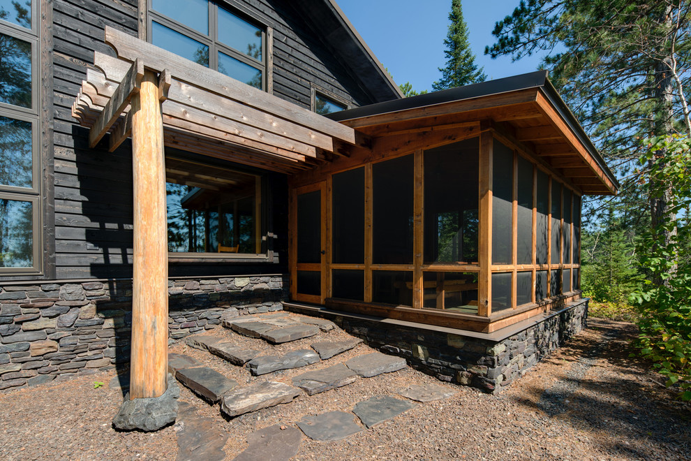 Immagine della facciata di una casa nera scandinava a due piani di medie dimensioni con rivestimento in legno e tetto a capanna