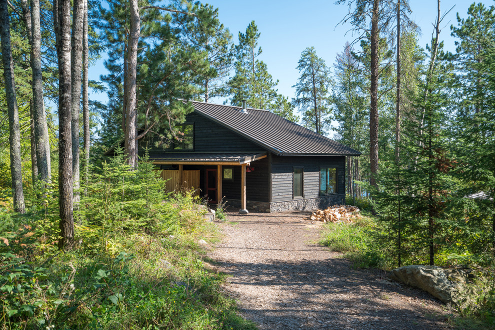 Idées déco pour une façade de maison noire scandinave en bois de taille moyenne et de plain-pied avec un toit à deux pans.