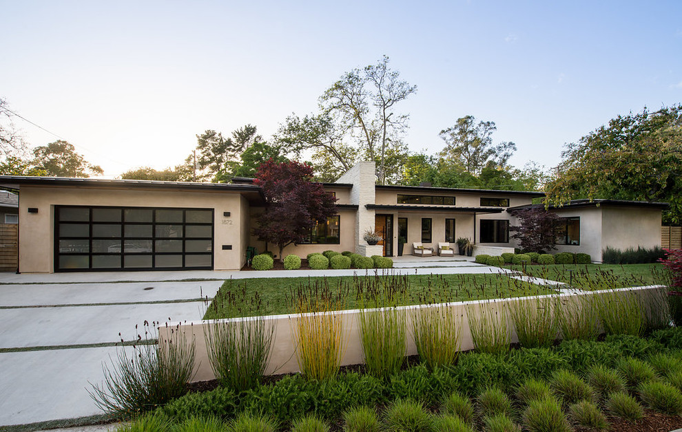 Modernes Einfamilienhaus mit beiger Fassadenfarbe und Flachdach in San Luis Obispo