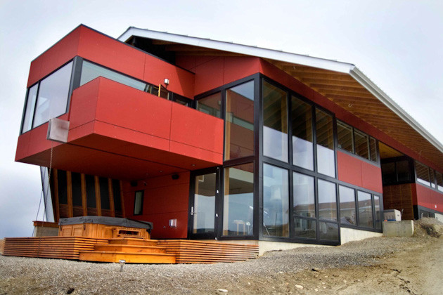 Großes, Zweistöckiges Modernes Haus mit Faserzement-Fassade, roter Fassadenfarbe und Satteldach in Calgary