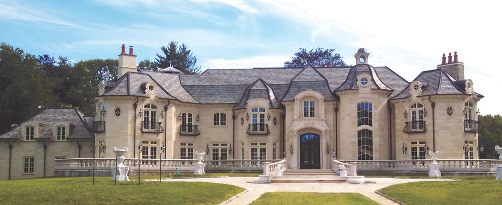 Immagine della facciata di una casa ampia american style