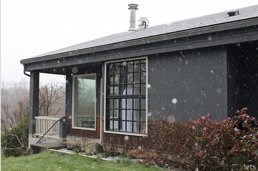 На фото: одноэтажный, серый частный загородный дом среднего размера в стиле лофт с комбинированной облицовкой, двускатной крышей и крышей из гибкой черепицы с
