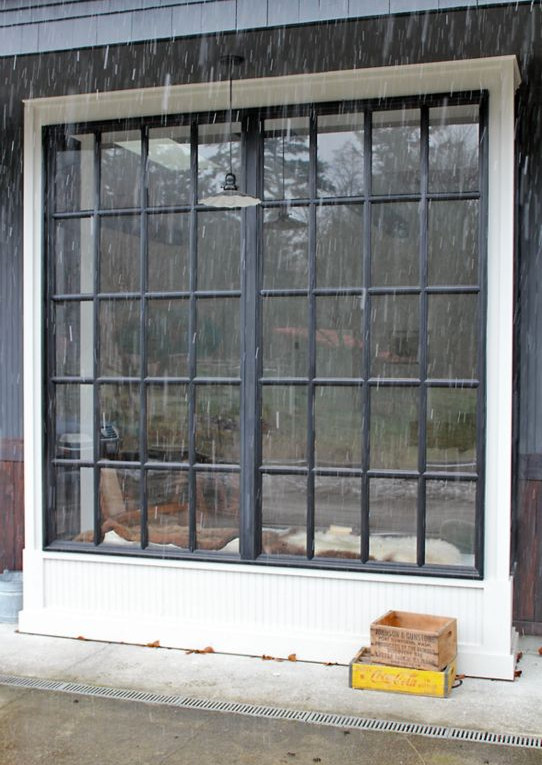 Imagen de fachada de casa gris industrial de tamaño medio de una planta con revestimientos combinados, tejado a dos aguas y tejado de teja de madera