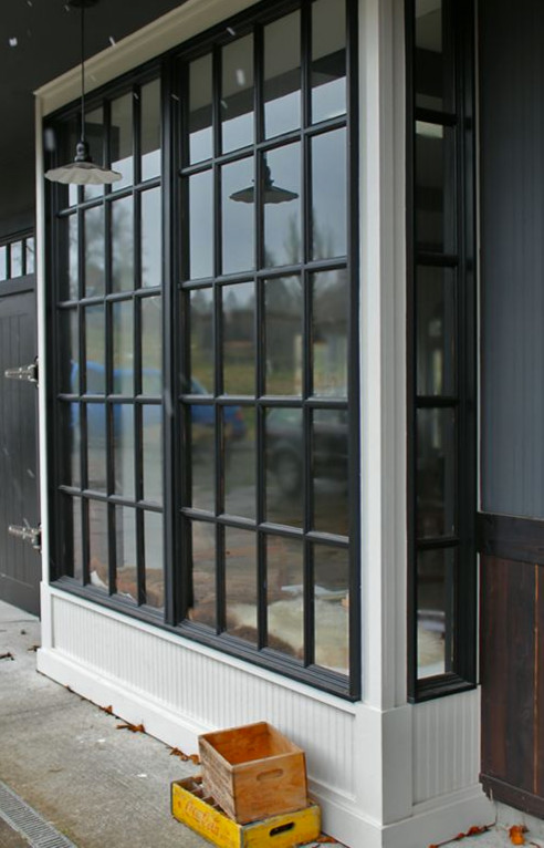 Mittelgroßes, Einstöckiges Industrial Einfamilienhaus mit Mix-Fassade, grauer Fassadenfarbe, Satteldach und Schindeldach in Seattle