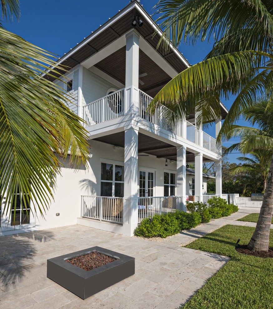 Zweistöckiges Maritimes Einfamilienhaus mit weißer Fassadenfarbe und Blechdach in Miami