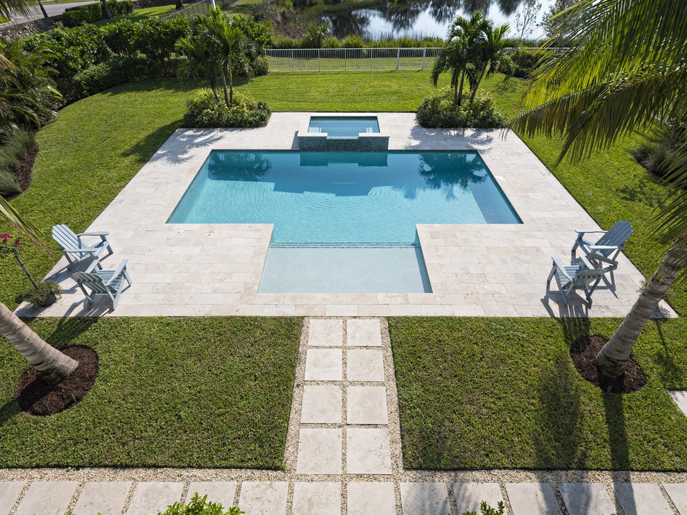 Zweistöckiges Maritimes Einfamilienhaus mit weißer Fassadenfarbe und Blechdach in Miami