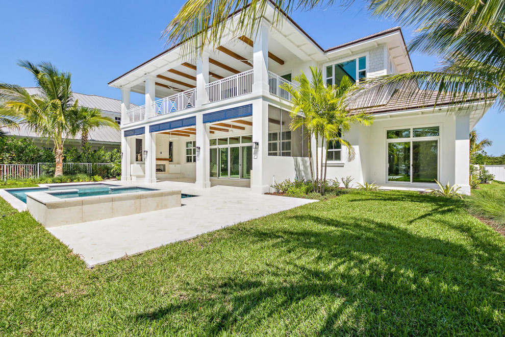 Großes, Zweistöckiges Maritimes Einfamilienhaus mit Putzfassade, weißer Fassadenfarbe, Ziegeldach, Walmdach, braunem Dach und Schindeln in Miami