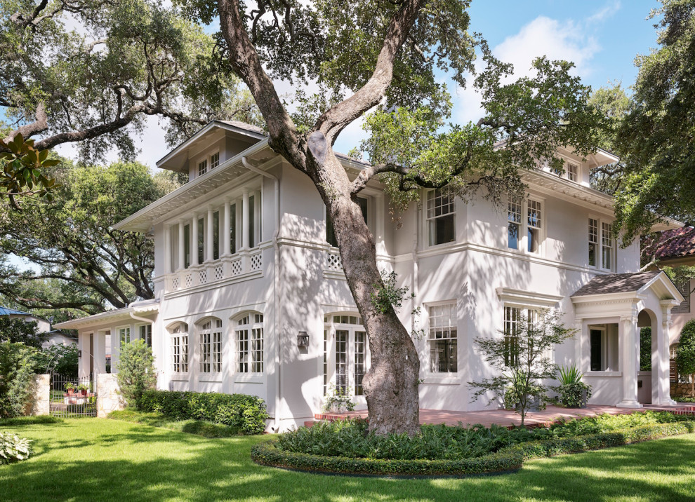 Diseño de fachada de casa blanca clásica renovada grande de dos plantas