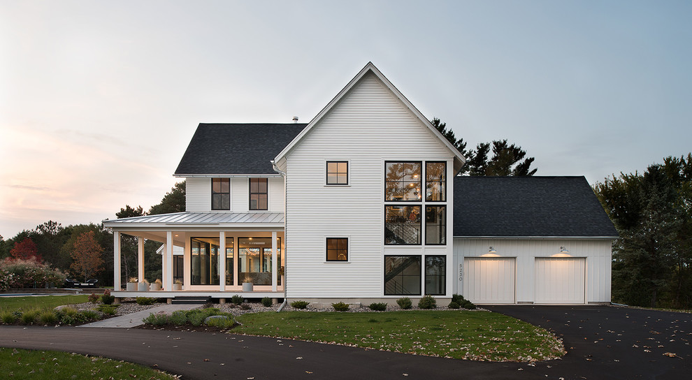 Réalisation d'une façade de maison blanche champêtre à un étage avec un toit à deux pans et un toit en shingle.