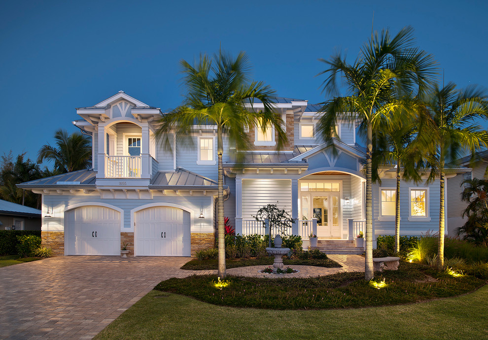 Immagine della facciata di una casa tropicale a due piani di medie dimensioni