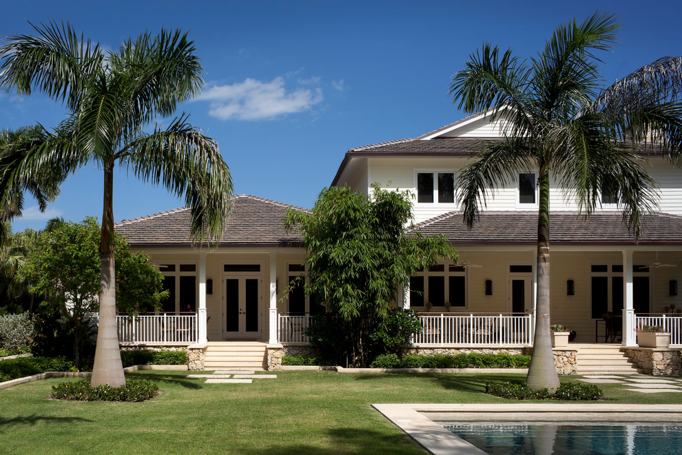 Zweistöckiges Haus mit weißer Fassadenfarbe in Miami