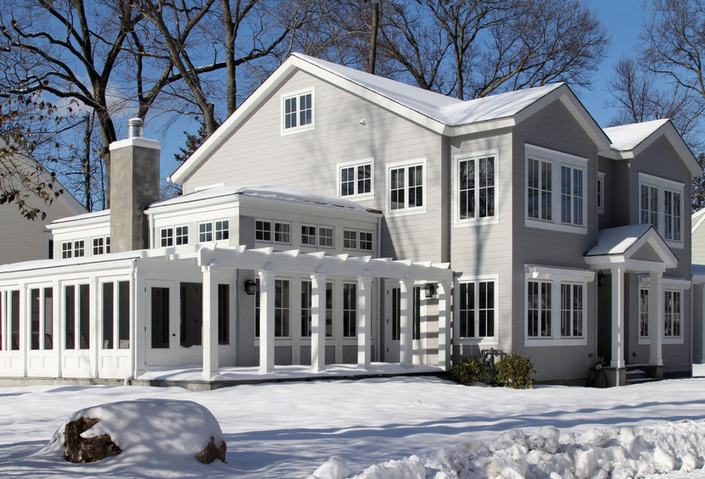 Свежая идея для дизайна: двухэтажный, серый дом среднего размера в классическом стиле - отличное фото интерьера