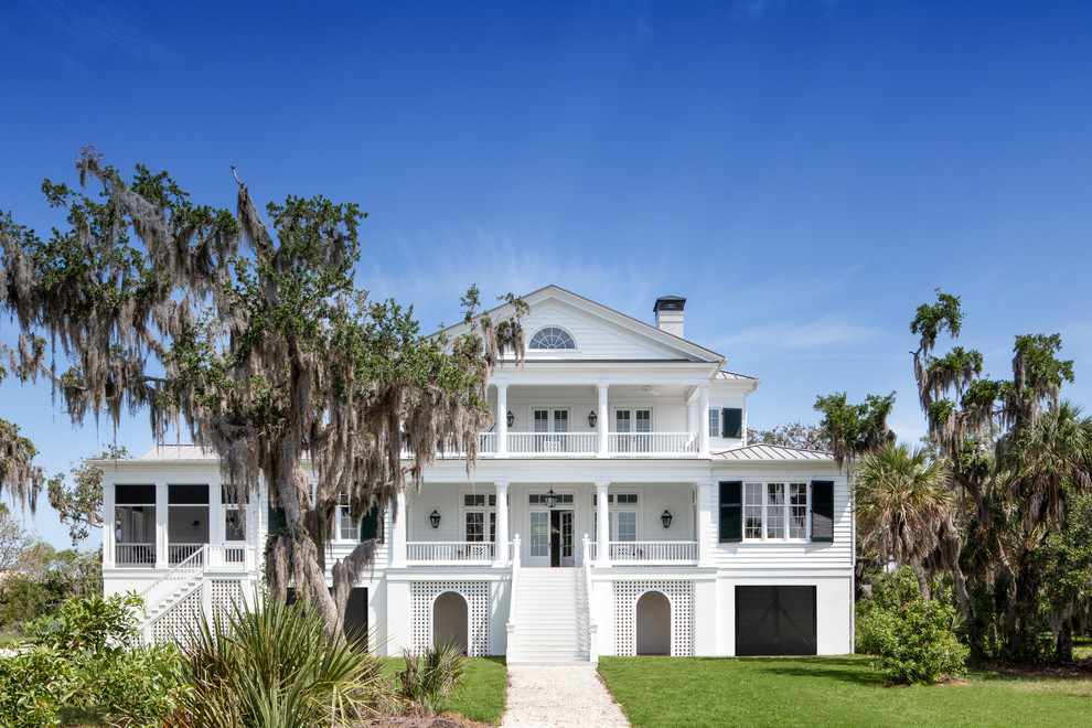 Großes, Zweistöckiges Klassisches Einfamilienhaus mit weißer Fassadenfarbe und Blechdach in Tampa