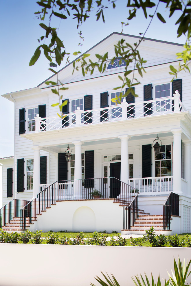 Immagine della villa grande bianca classica a due piani con copertura in metallo o lamiera