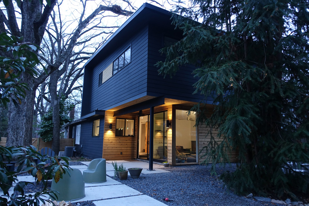 Свежая идея для дизайна: большой, двухэтажный, черный частный загородный дом в стиле модернизм с комбинированной облицовкой, плоской крышей и металлической крышей - отличное фото интерьера